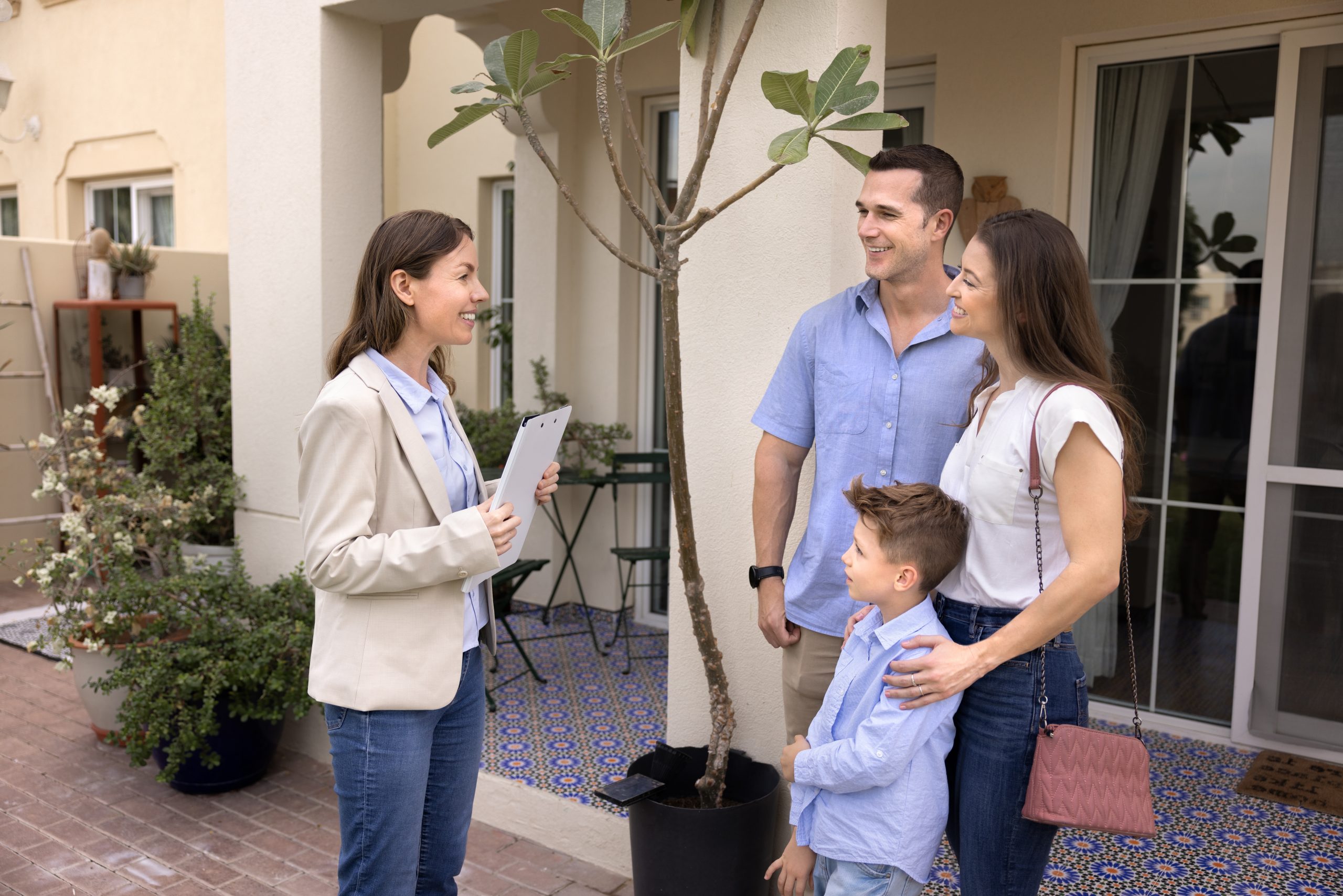 agente inmobiliario recibiendo a sus clientes scaled